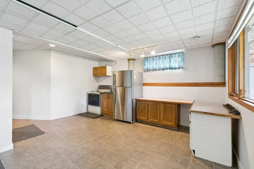 733 Edgebank Place NW Calgary AB T3A 4S2