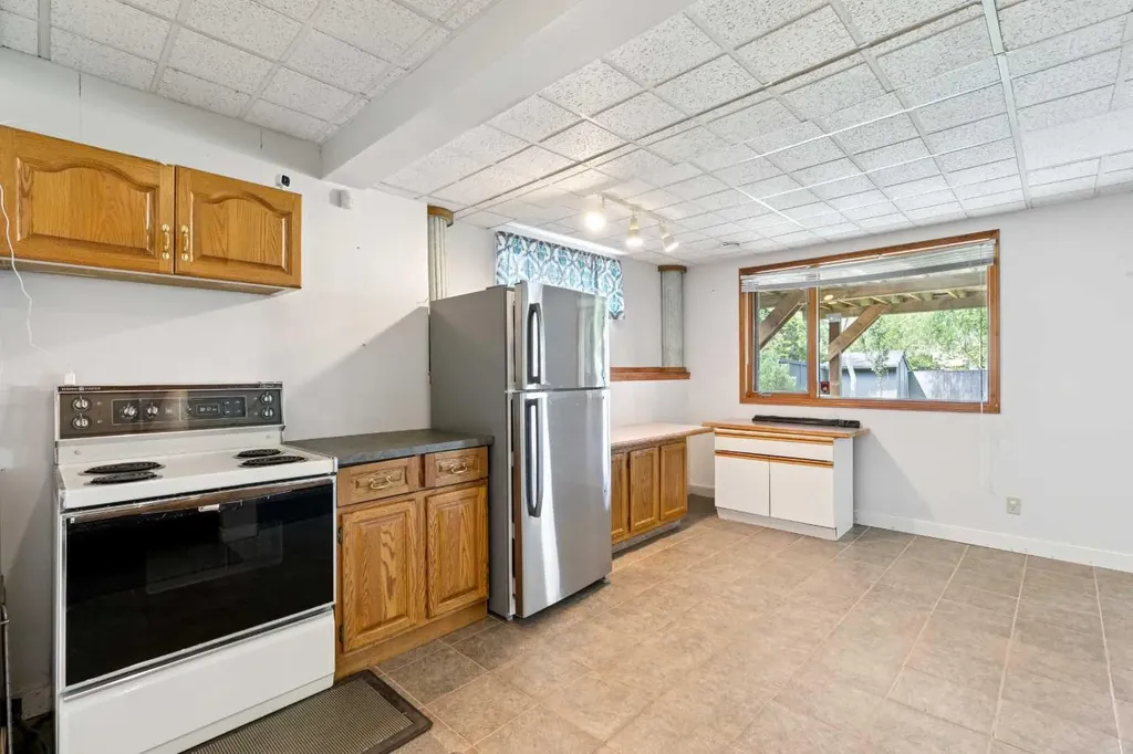 733 Edgebank Place NW Calgary AB T3A 4S2