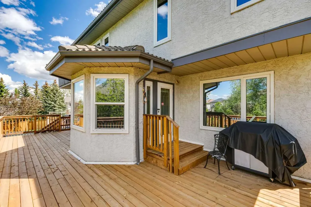733 Edgebank Place NW Calgary AB T3A 4S2