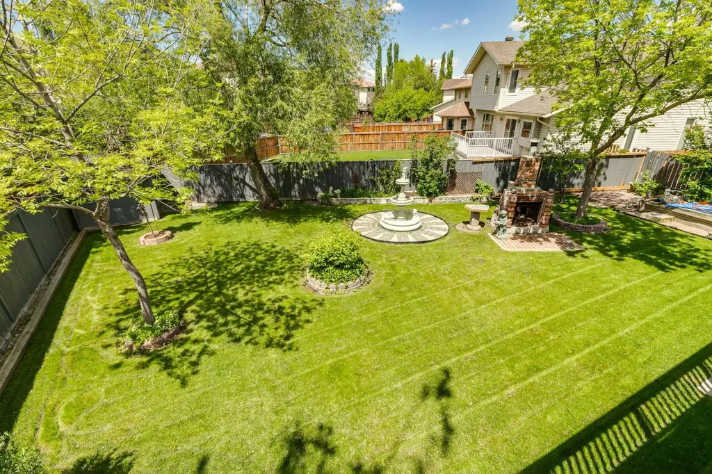 733 Edgebank Place NW Calgary AB T3A 4S2