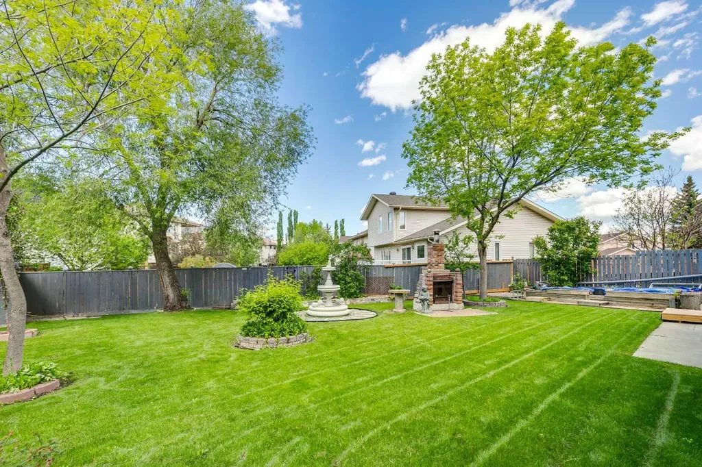 733 Edgebank Place NW Calgary AB T3A 4S2