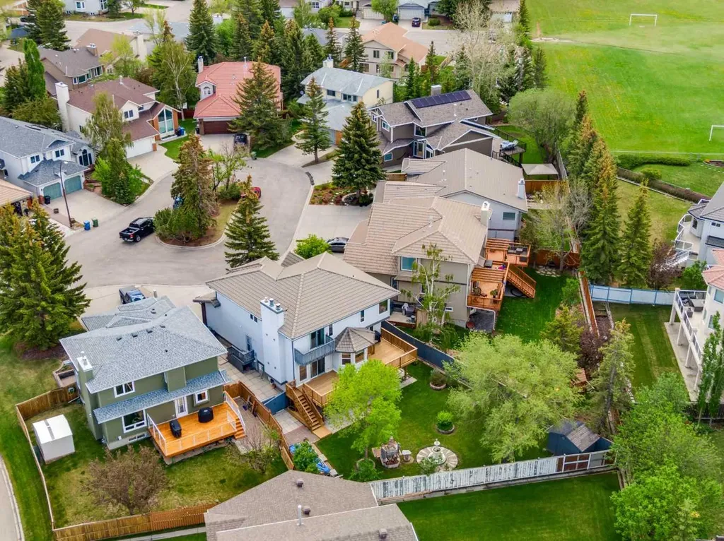 733 Edgebank Place NW Calgary AB T3A 4S2