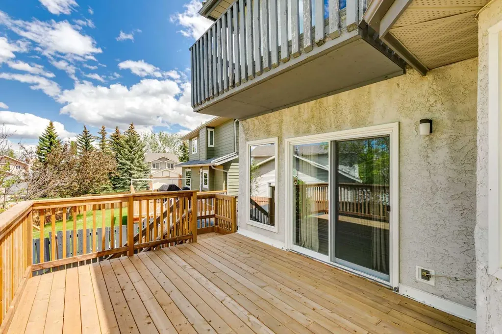733 Edgebank Place NW Calgary AB T3A 4S2