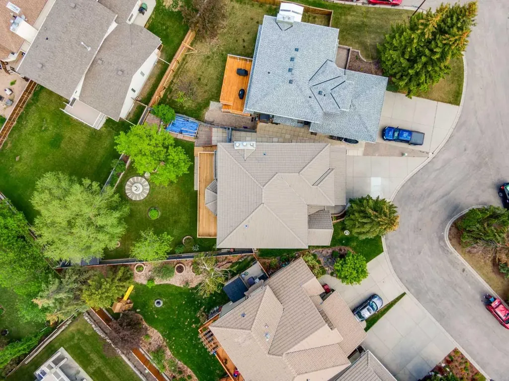 733 Edgebank Place NW Calgary AB T3A 4S2
