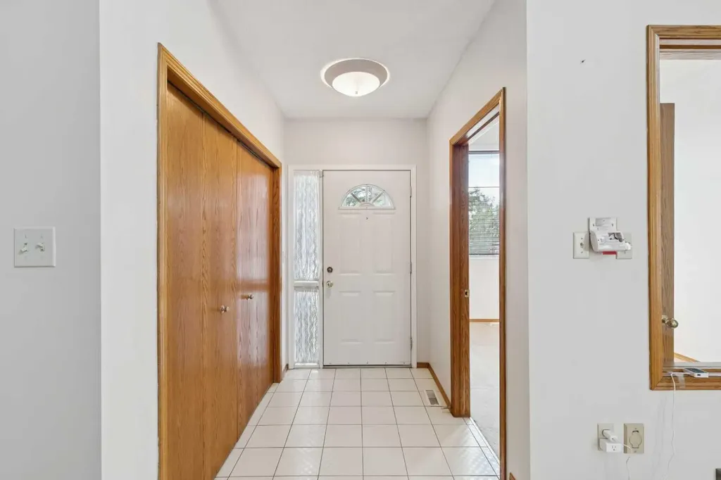 733 Edgebank Place NW Calgary AB T3A 4S2