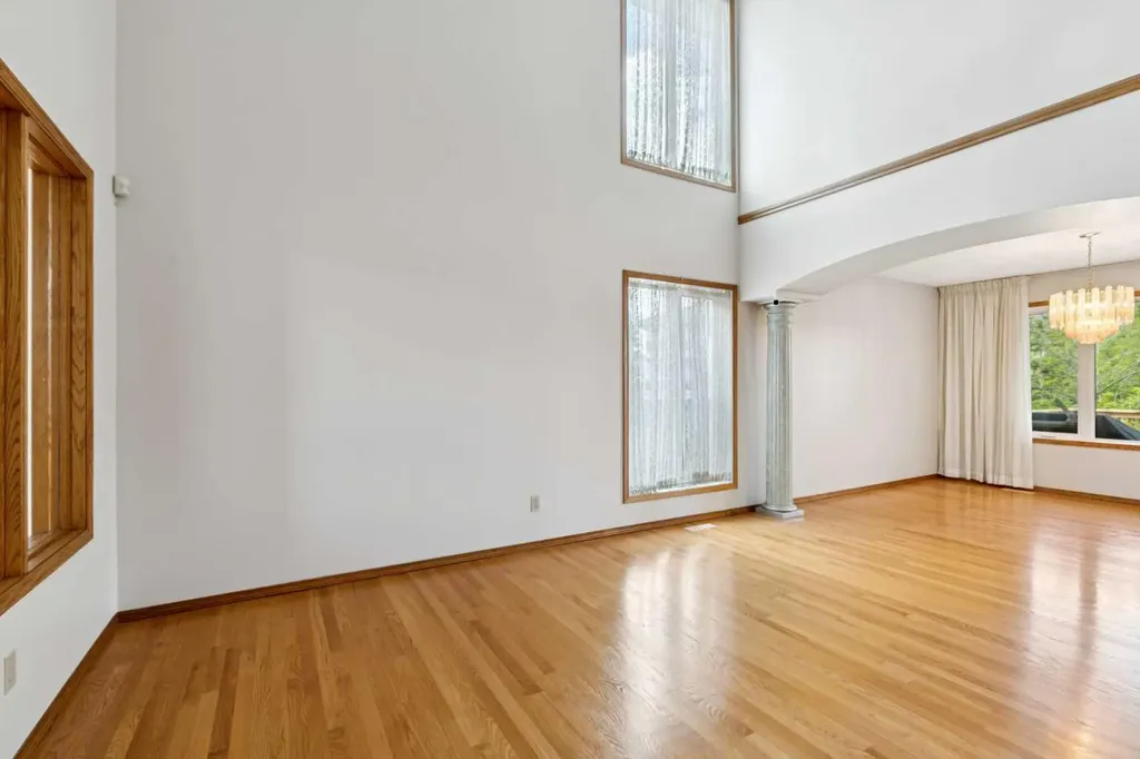 733 Edgebank Place NW Calgary AB T3A 4S2