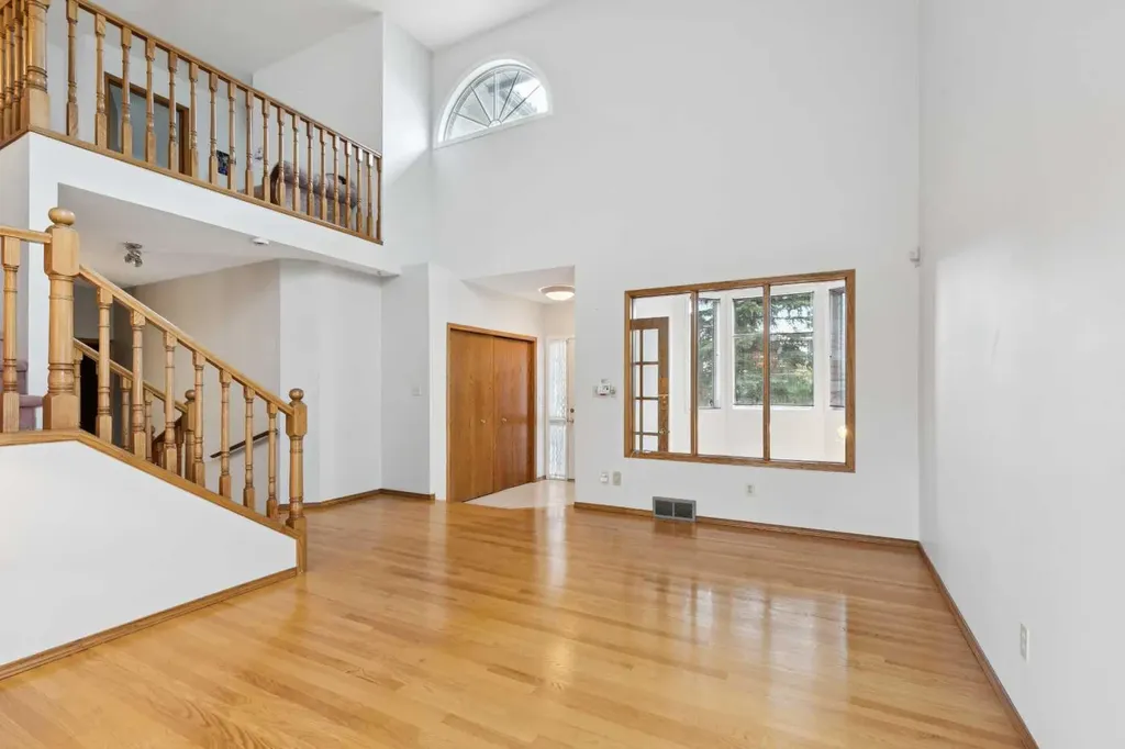 733 Edgebank Place NW Calgary AB T3A 4S2