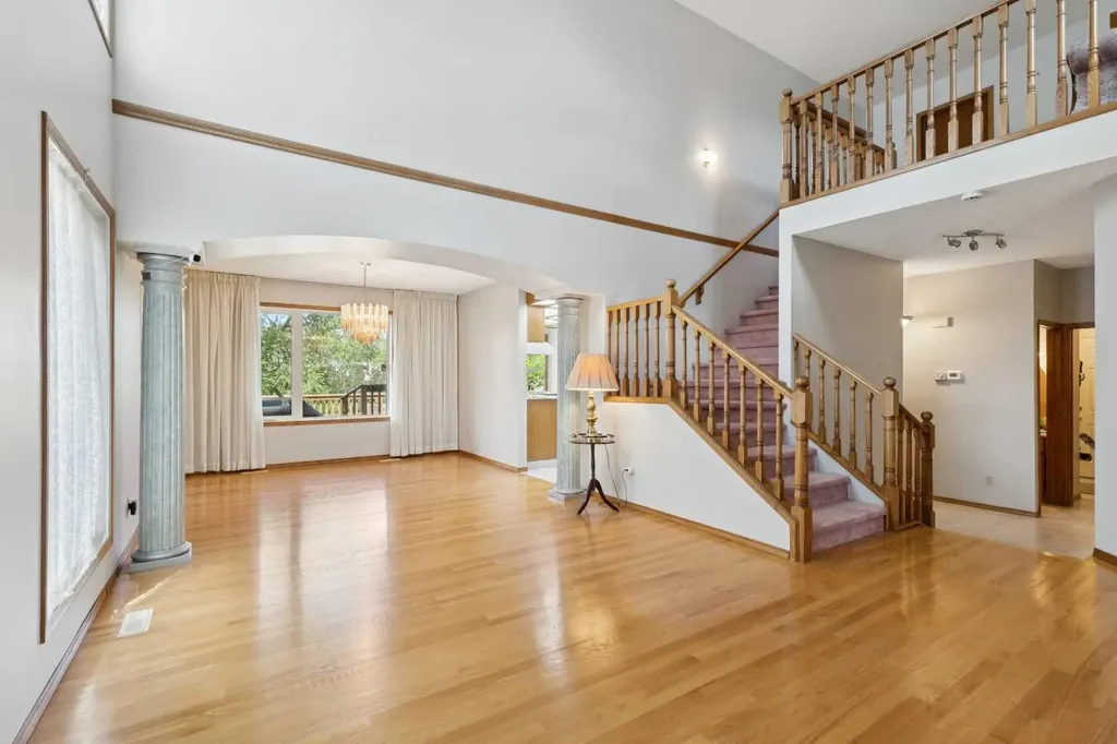 733 Edgebank Place NW Calgary AB T3A 4S2