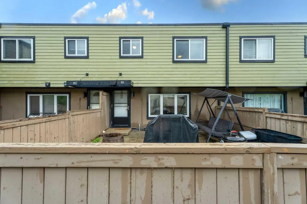 3809 45 Street SW Calgary AB T3E 3H4
