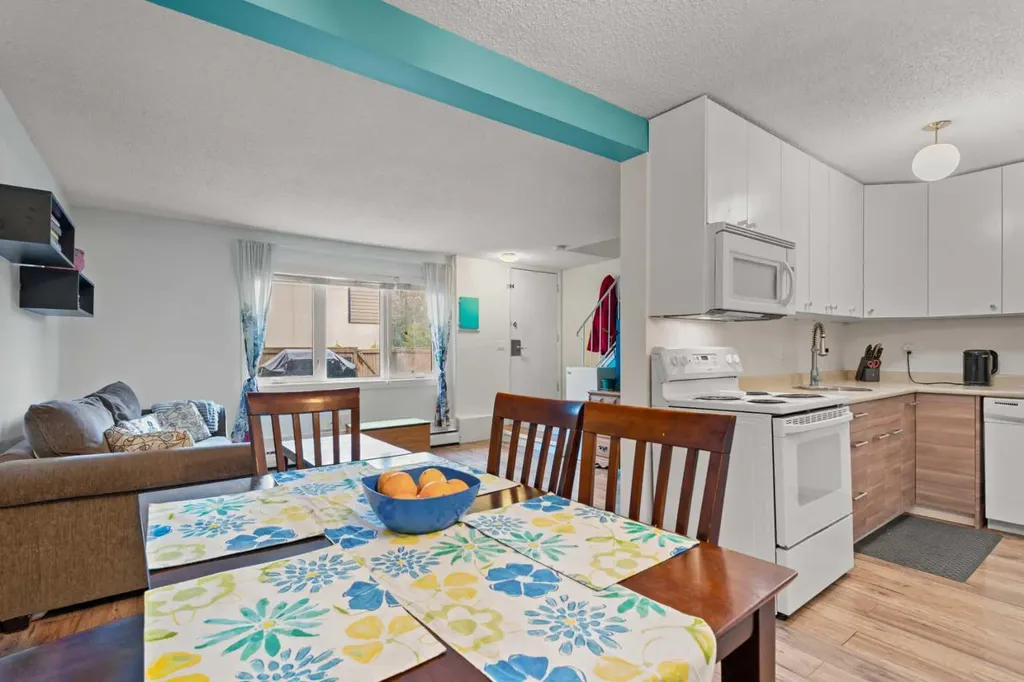 3809 45 Street SW Calgary AB T3E 3H4