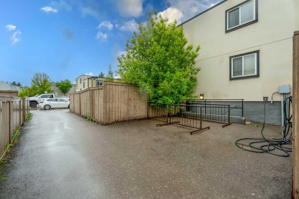 3809 45 Street SW Calgary AB T3E 3H4