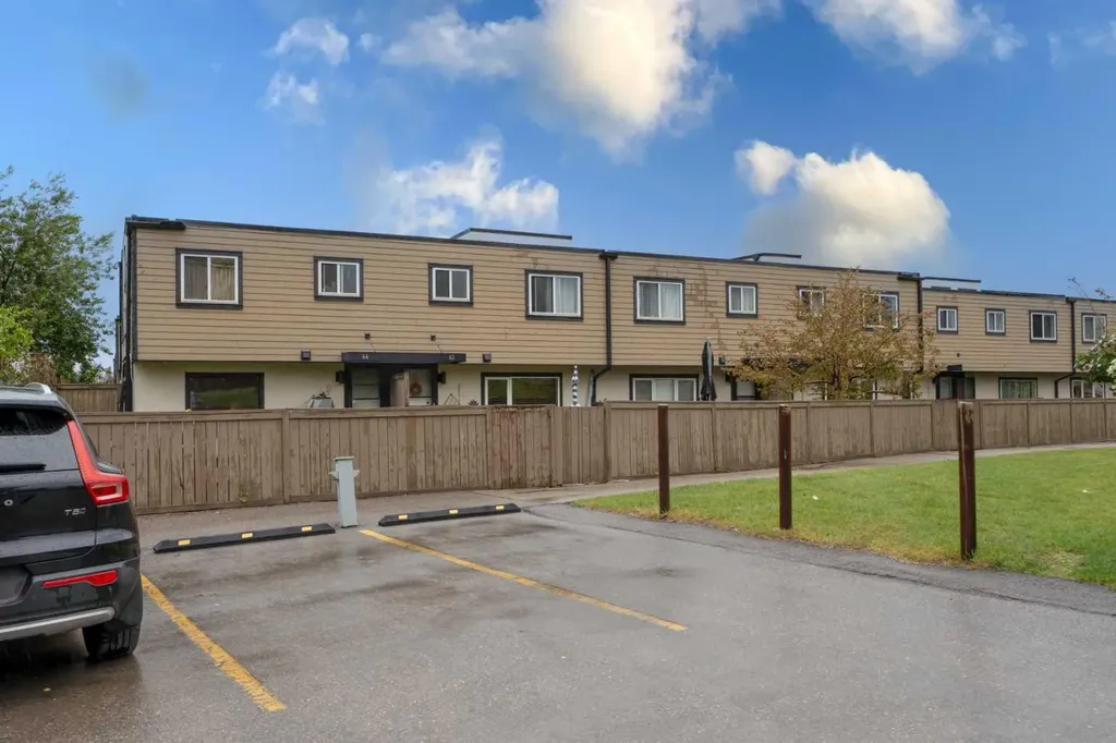 3809 45 Street SW Calgary AB T3E 3H4