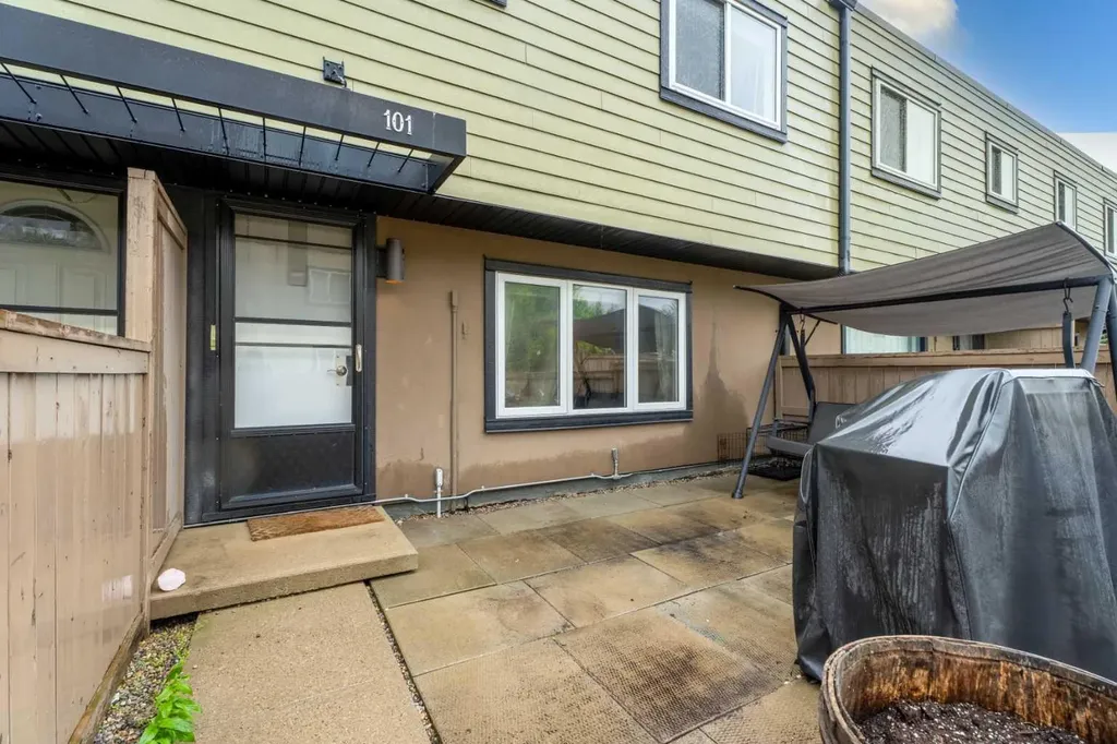 3809 45 Street SW Calgary AB T3E 3H4