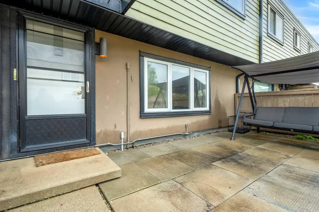 3809 45 Street SW Calgary AB T3E 3H4