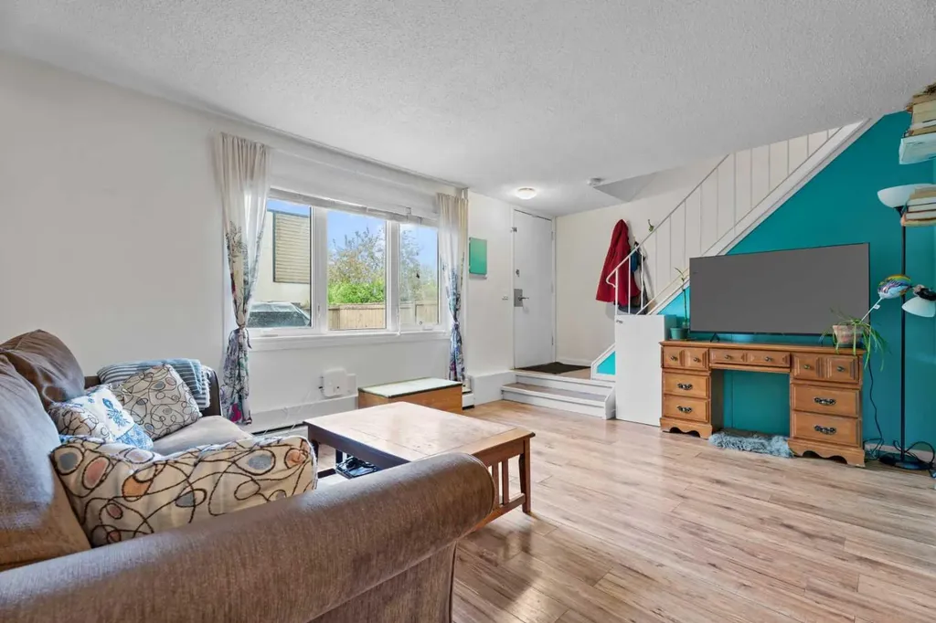 3809 45 Street SW Calgary AB T3E 3H4