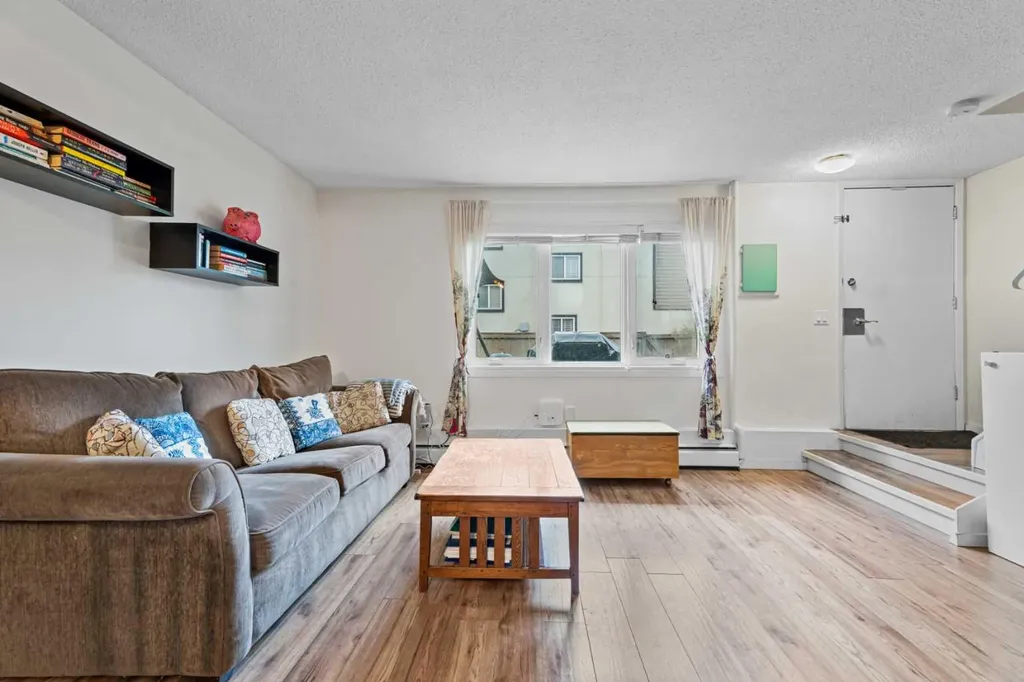 3809 45 Street SW Calgary AB T3E 3H4