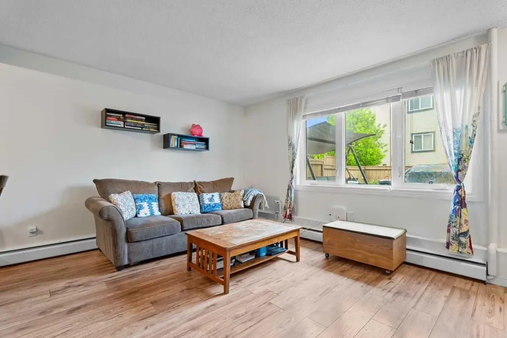 3809 45 Street SW Calgary AB T3E 3H4