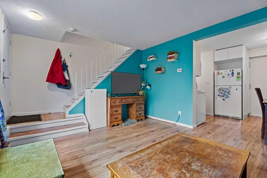 3809 45 Street SW Calgary AB T3E 3H4