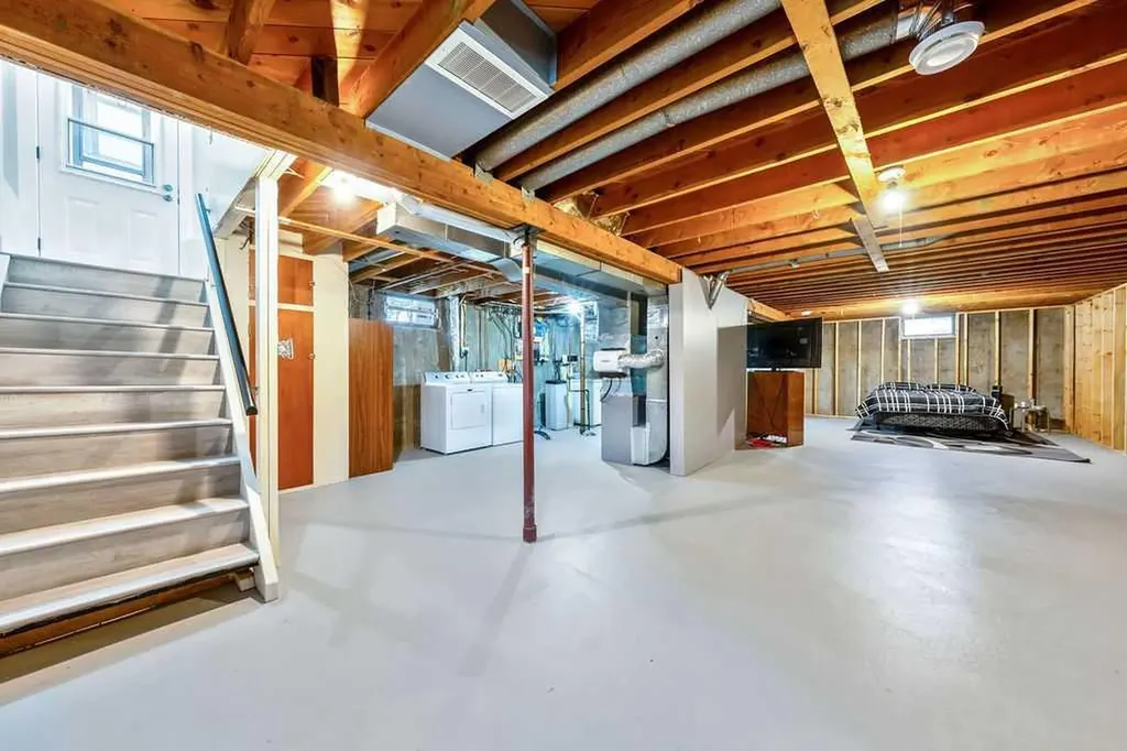 323 84 Avenue SE Calgary AB T2H1N5