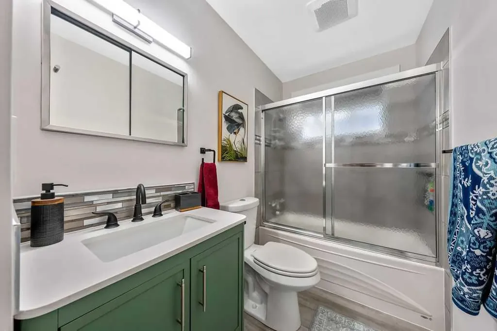 323 84 Avenue SE Calgary AB T2H1N5