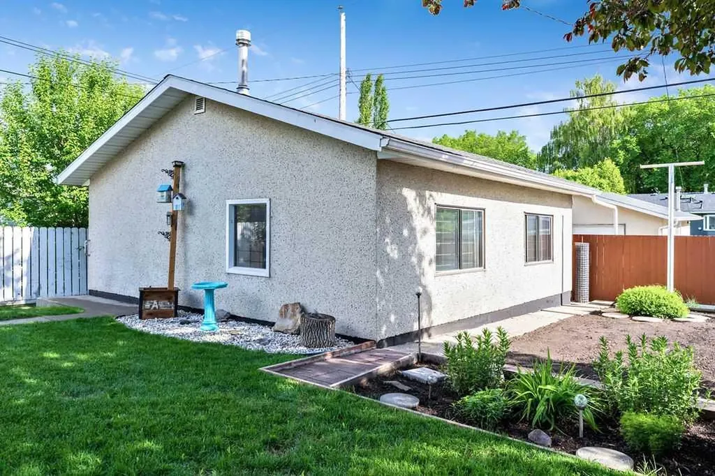 323 84 Avenue SE Calgary AB T2H1N5