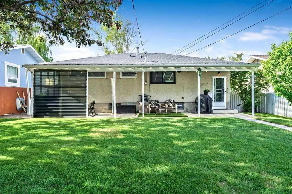 323 84 Avenue SE Calgary AB T2H1N5