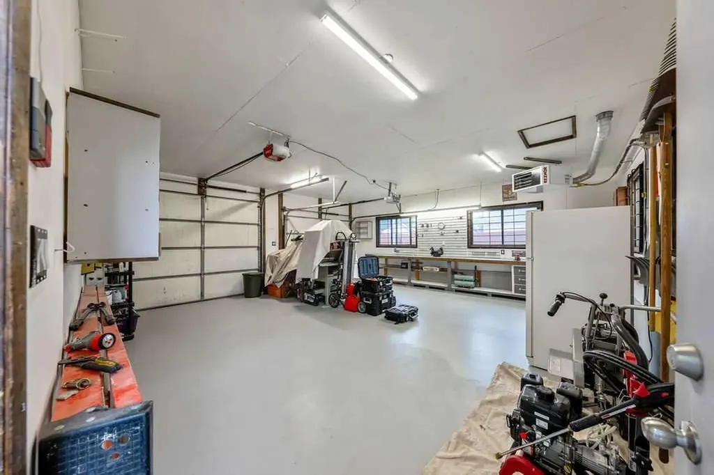 323 84 Avenue SE Calgary AB T2H1N5