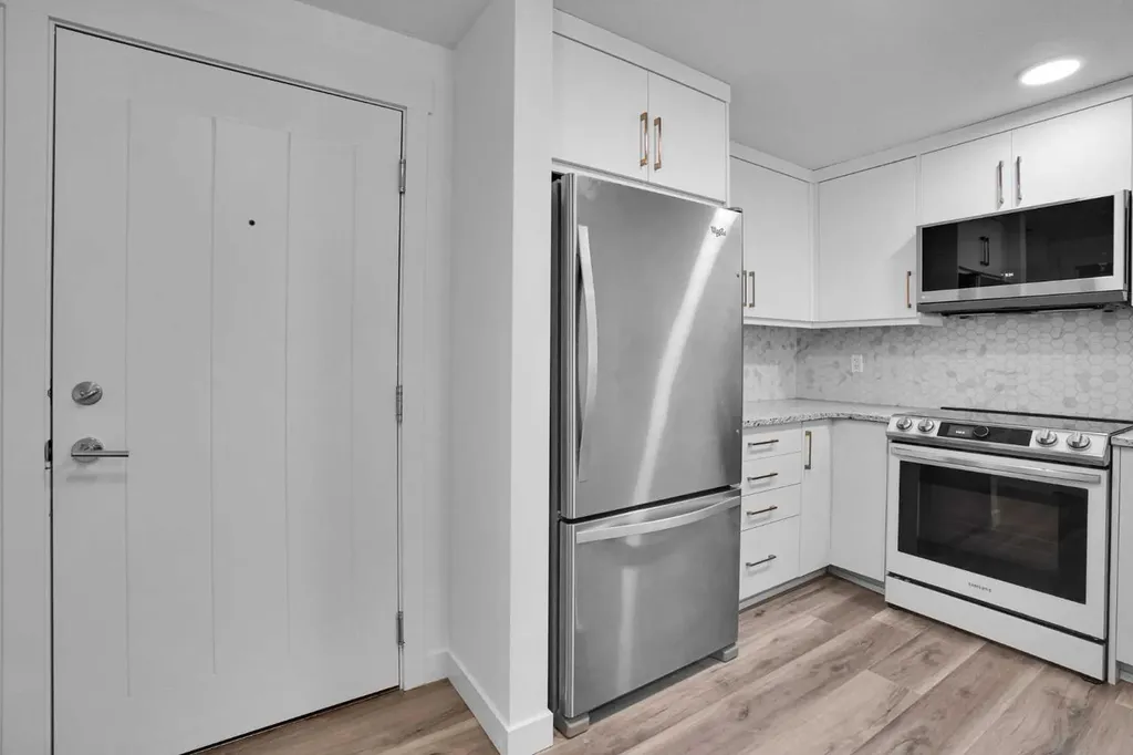 15 Aspenmont Heights SW Calgary AB T3H 0E3