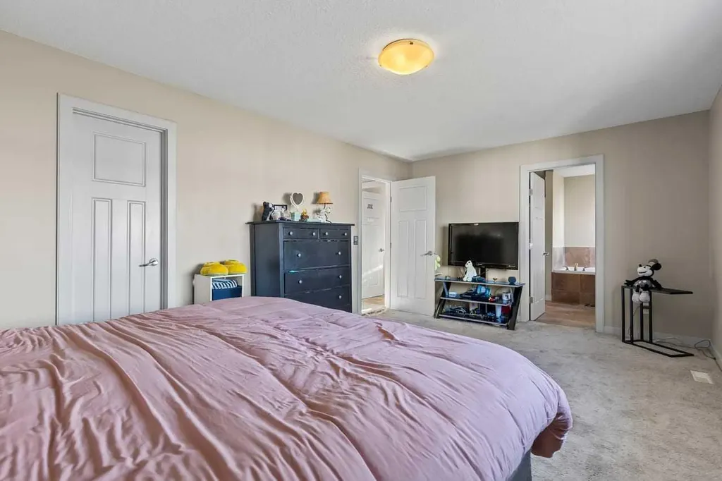 38 Everhollow Green SW Calgary AB T2Y0H4
