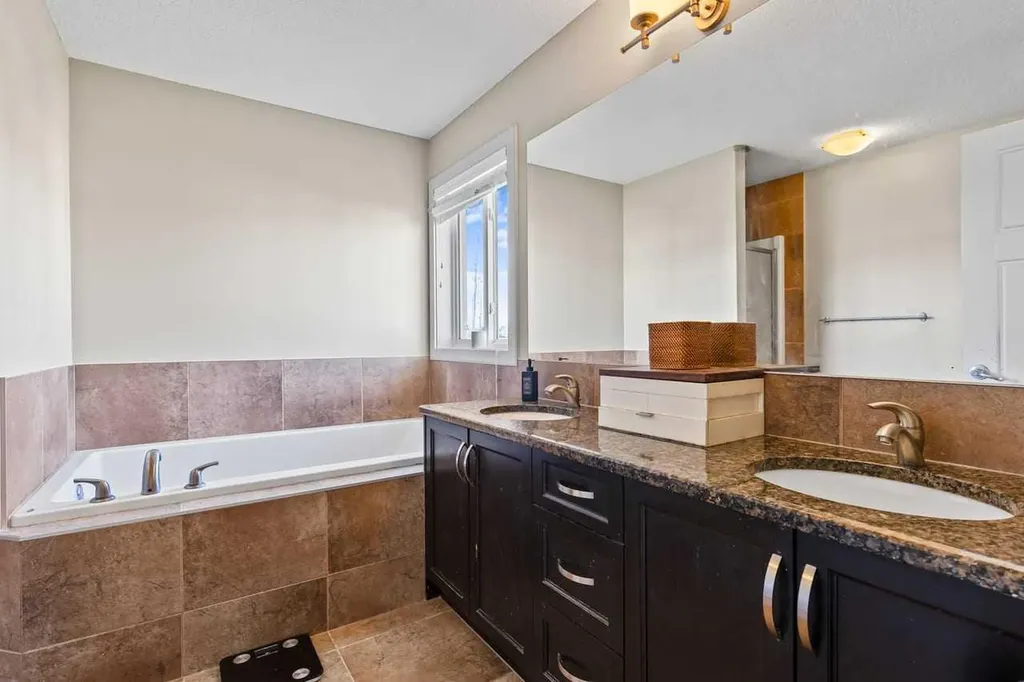 38 Everhollow Green SW Calgary AB T2Y0H4
