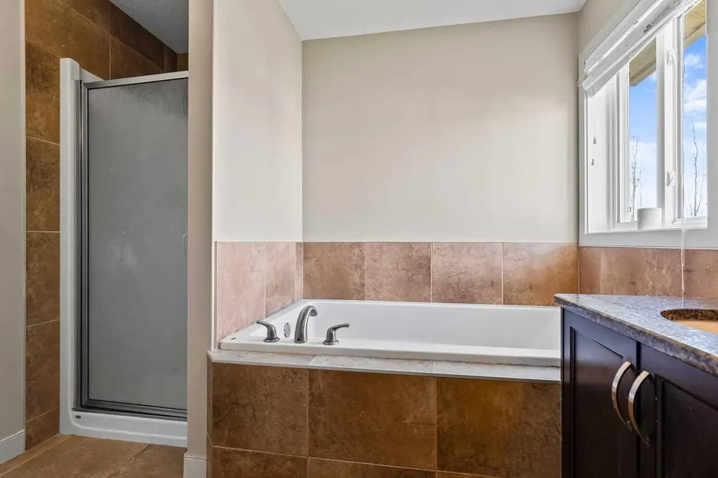 38 Everhollow Green SW Calgary AB T2Y0H4