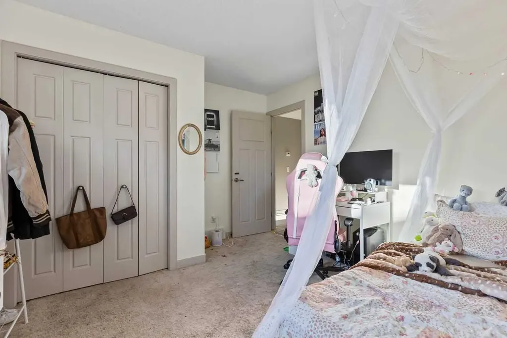 38 Everhollow Green SW Calgary AB T2Y0H4
