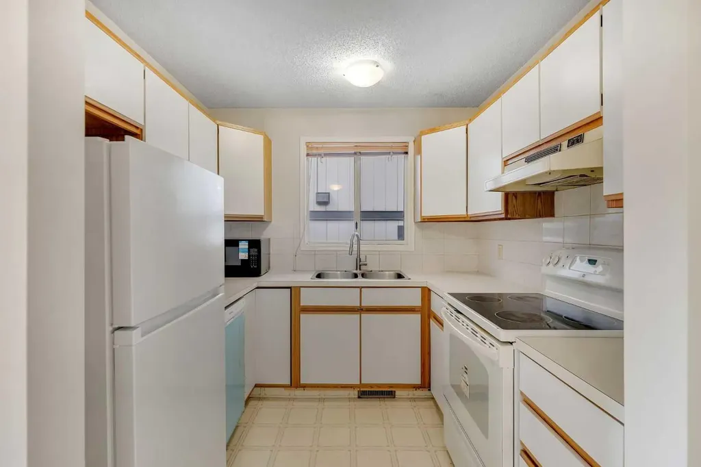 4736 17 Avenue NW Calgary AB T3B 0P5