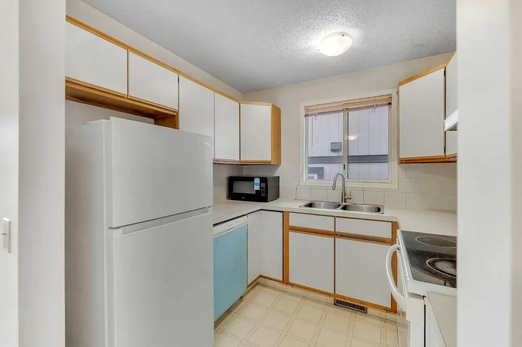 4736 17 Avenue NW Calgary AB T3B 0P5
