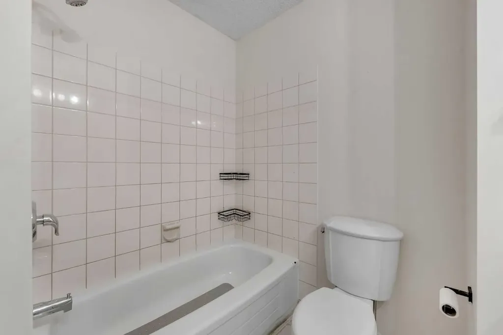 4736 17 Avenue NW Calgary AB T3B 0P5