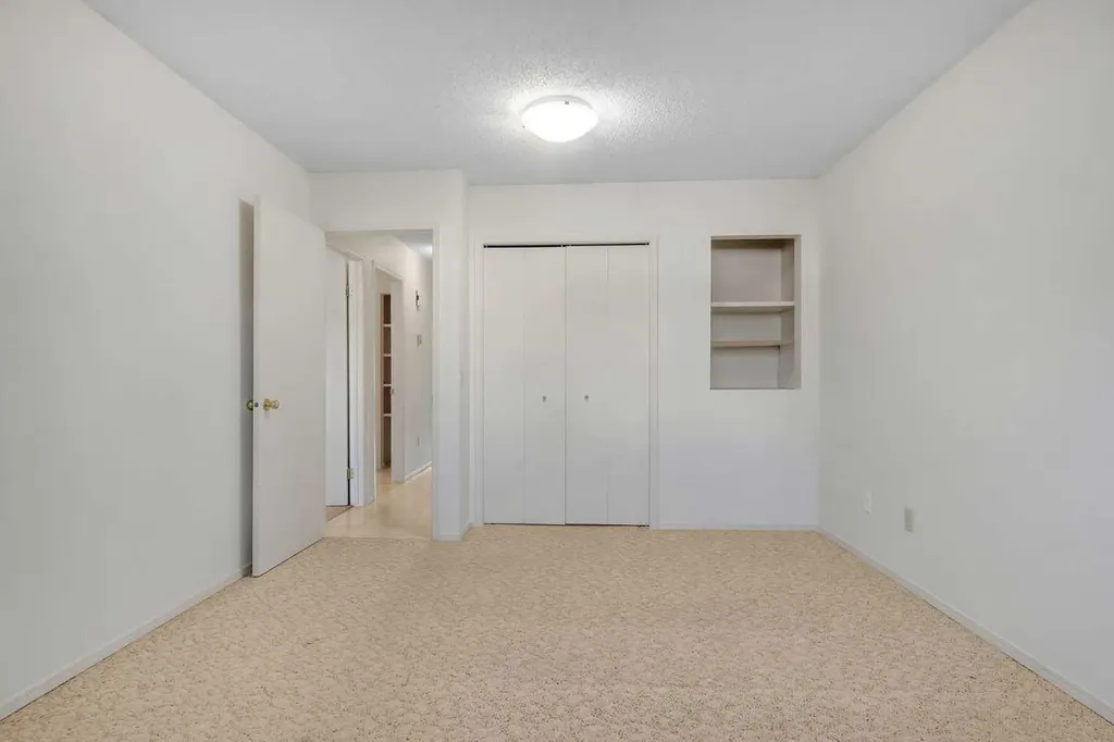 4736 17 Avenue NW Calgary AB T3B 0P5