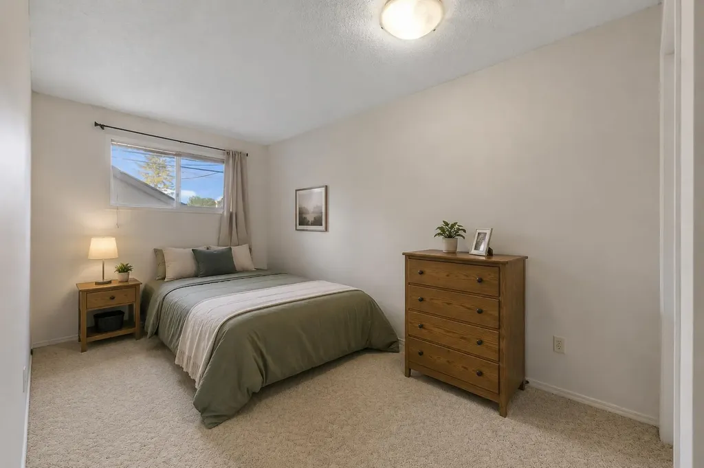 4736 17 Avenue NW Calgary AB T3B 0P5