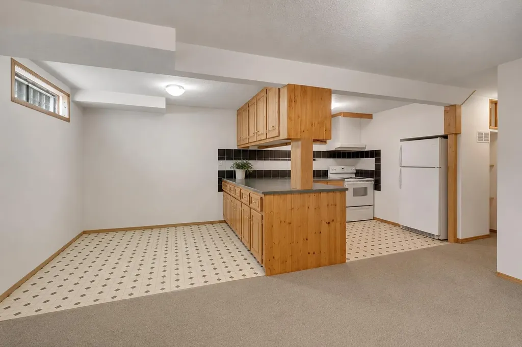 4736 17 Avenue NW Calgary AB T3B 0P5