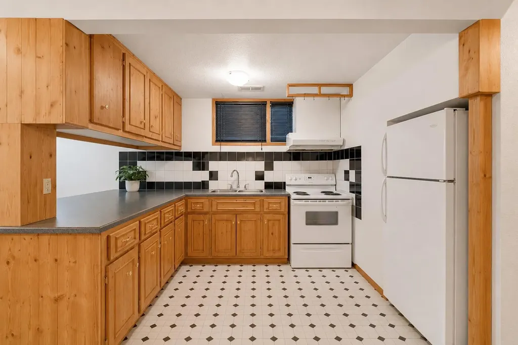 4736 17 Avenue NW Calgary AB T3B 0P5
