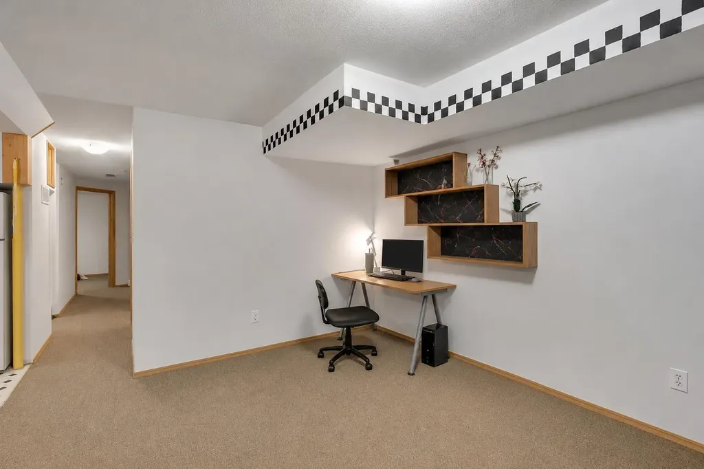 4736 17 Avenue NW Calgary AB T3B 0P5