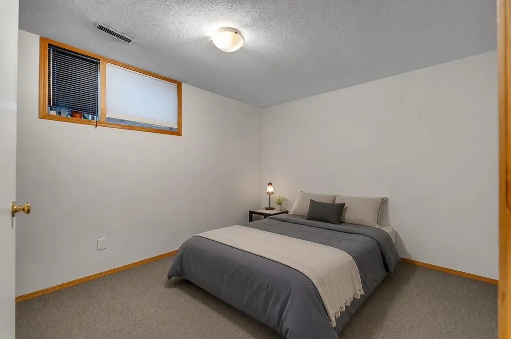 4736 17 Avenue NW Calgary AB T3B 0P5