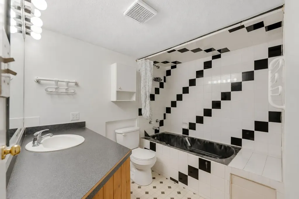 4736 17 Avenue NW Calgary AB T3B 0P5