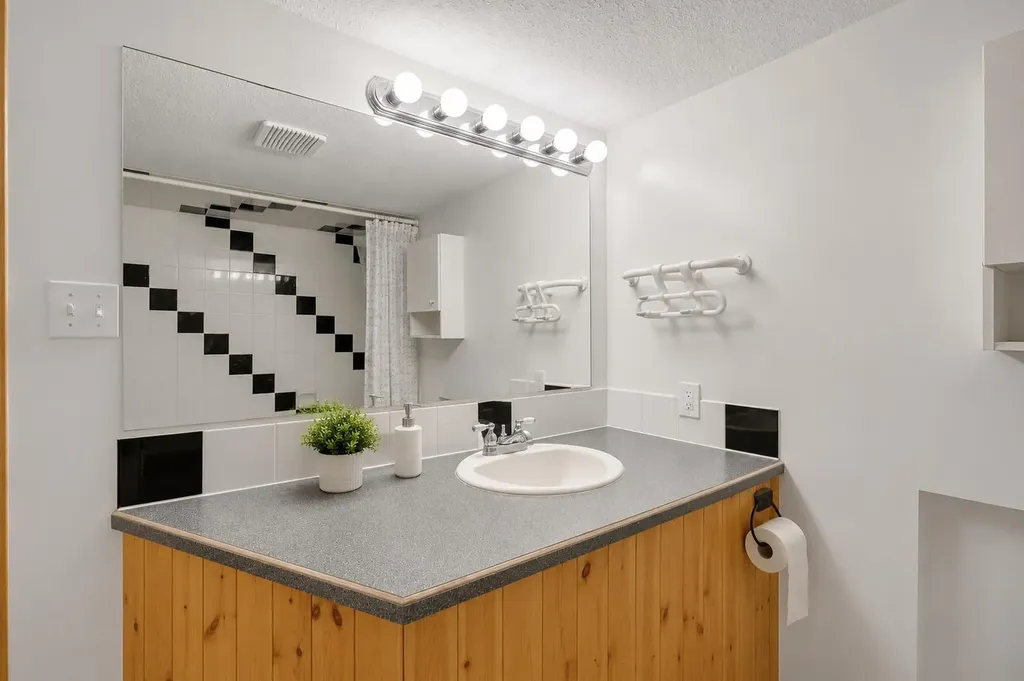 4736 17 Avenue NW Calgary AB T3B 0P5