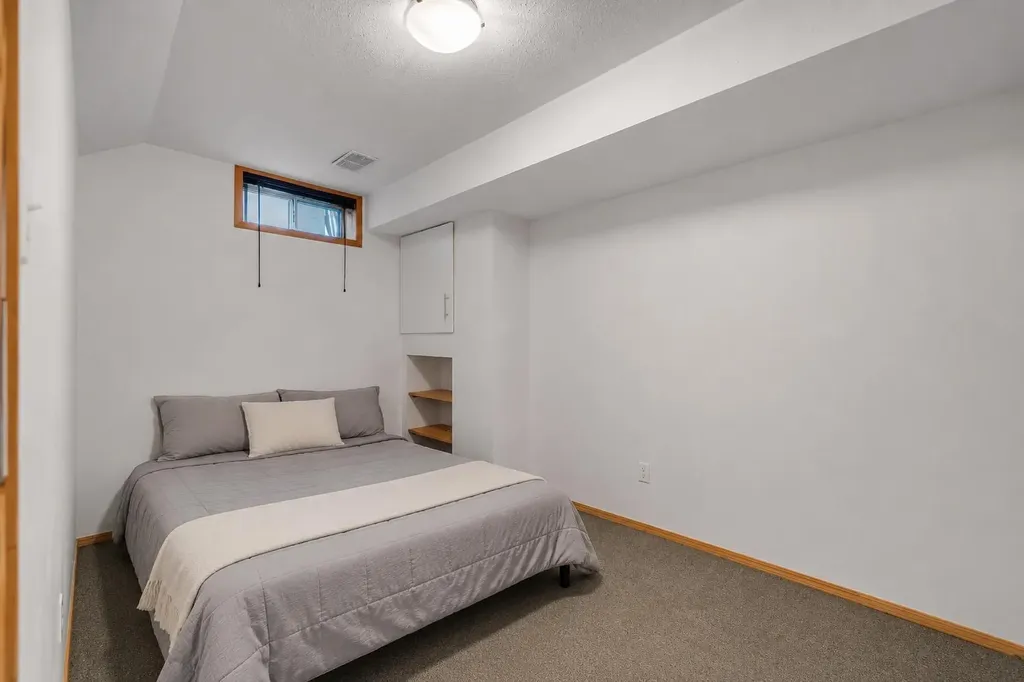 4736 17 Avenue NW Calgary AB T3B 0P5