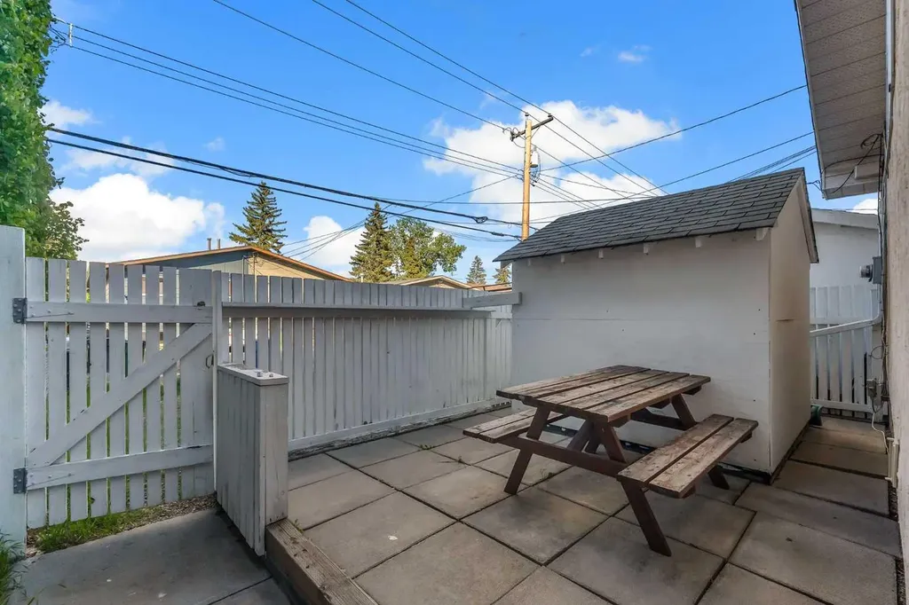 4736 17 Avenue NW Calgary AB T3B 0P5