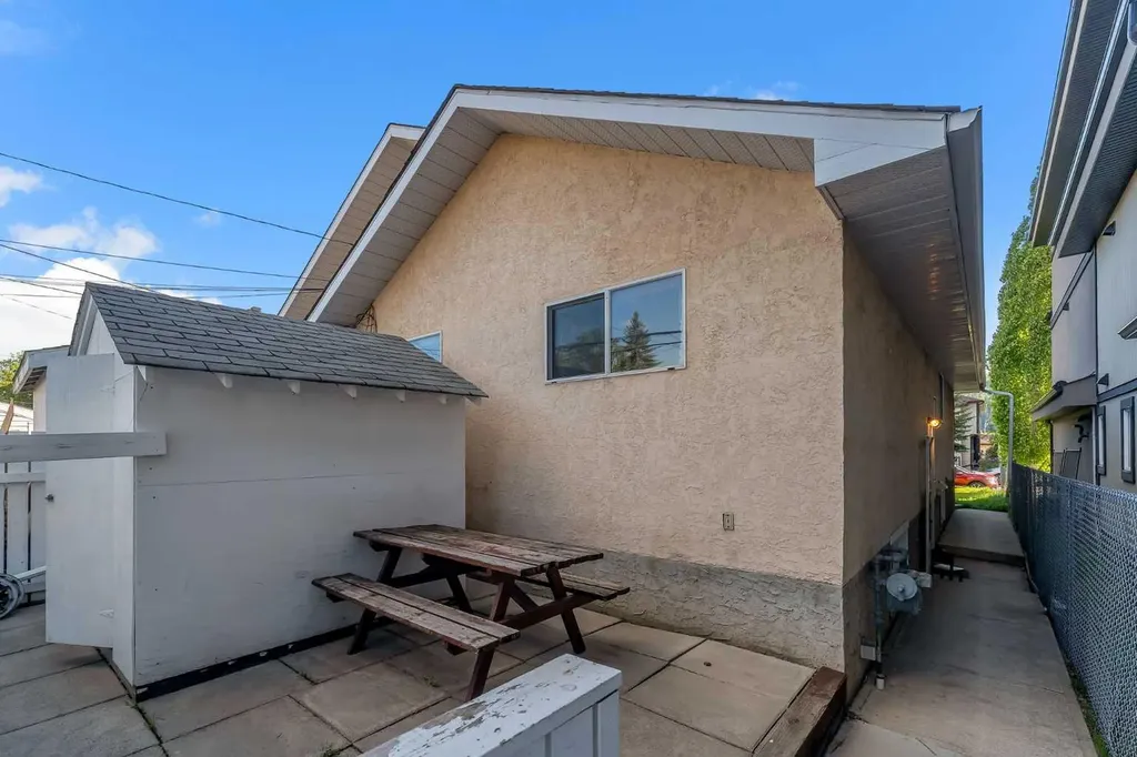 4736 17 Avenue NW Calgary AB T3B 0P5
