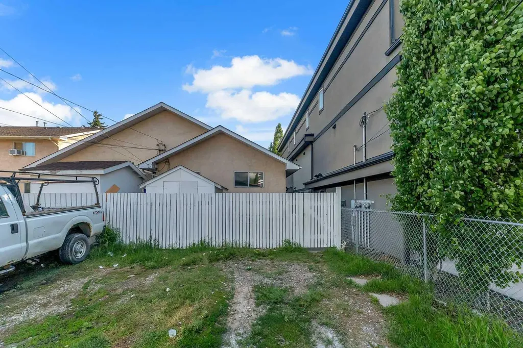 4736 17 Avenue NW Calgary AB T3B 0P5