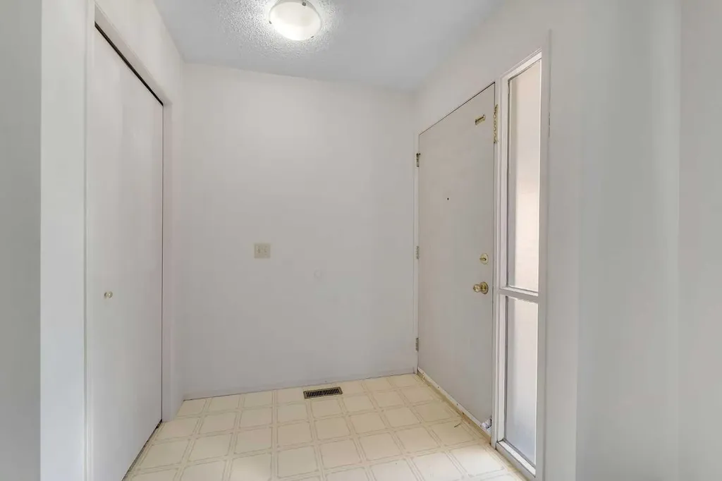 4736 17 Avenue NW Calgary AB T3B 0P5