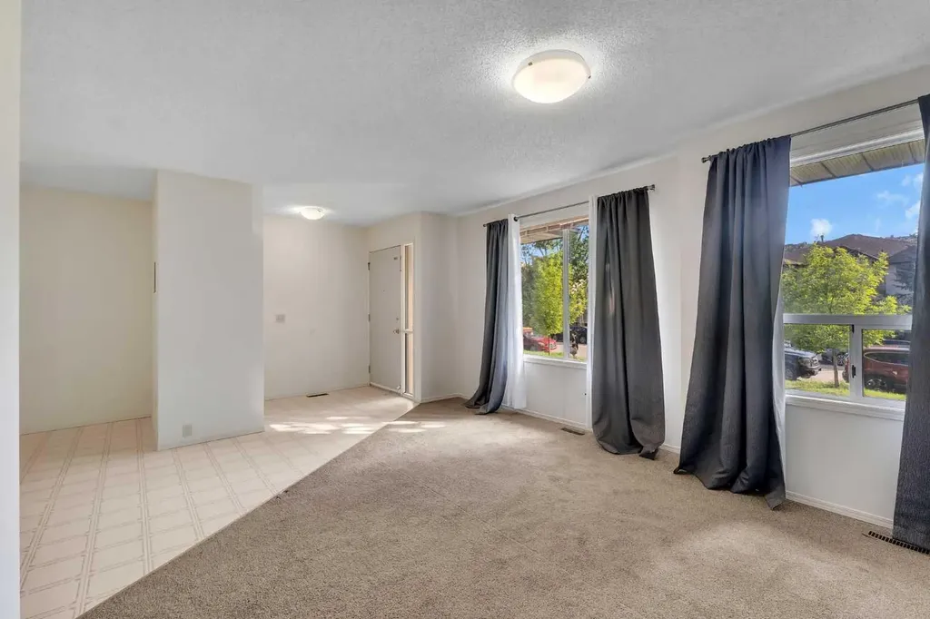 4736 17 Avenue NW Calgary AB T3B 0P5