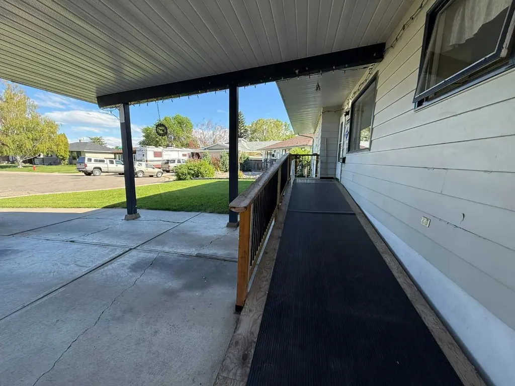 1722 21 Street S Lethbridge AB T1K 2H7